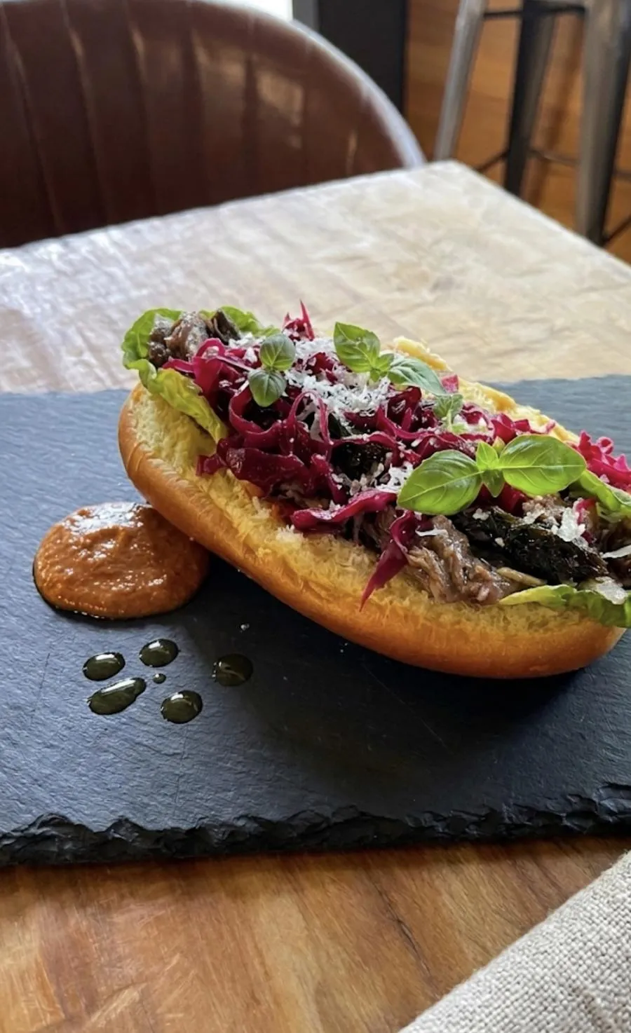 Confit d’ànec en pa de brioix amb col llombarda
