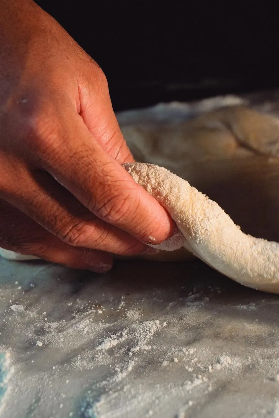 Mà fent un cordó de massa enfarinada