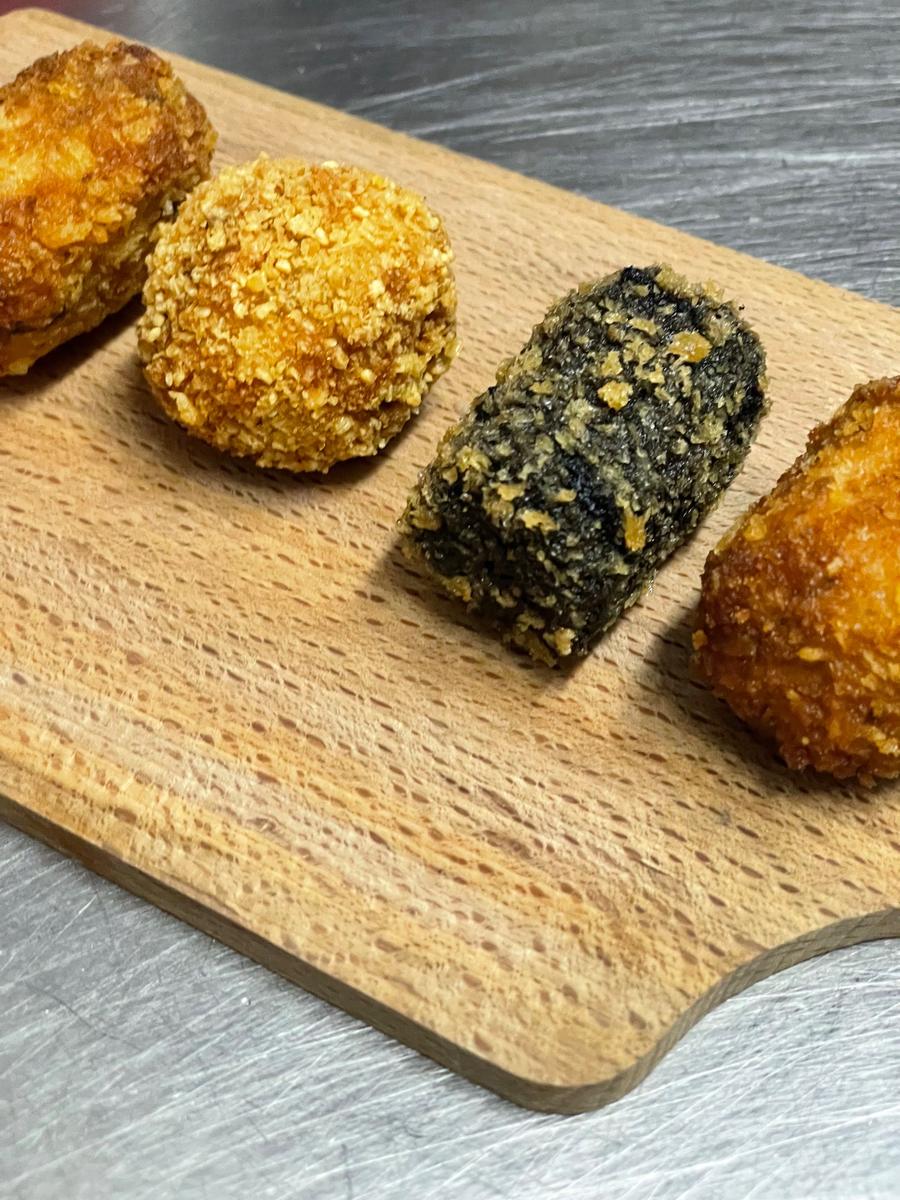 Croquetes sobre una post de faig