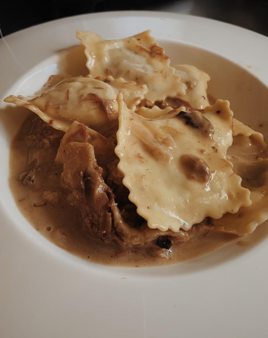 Raviolis amb el seu suc en un plat fondo