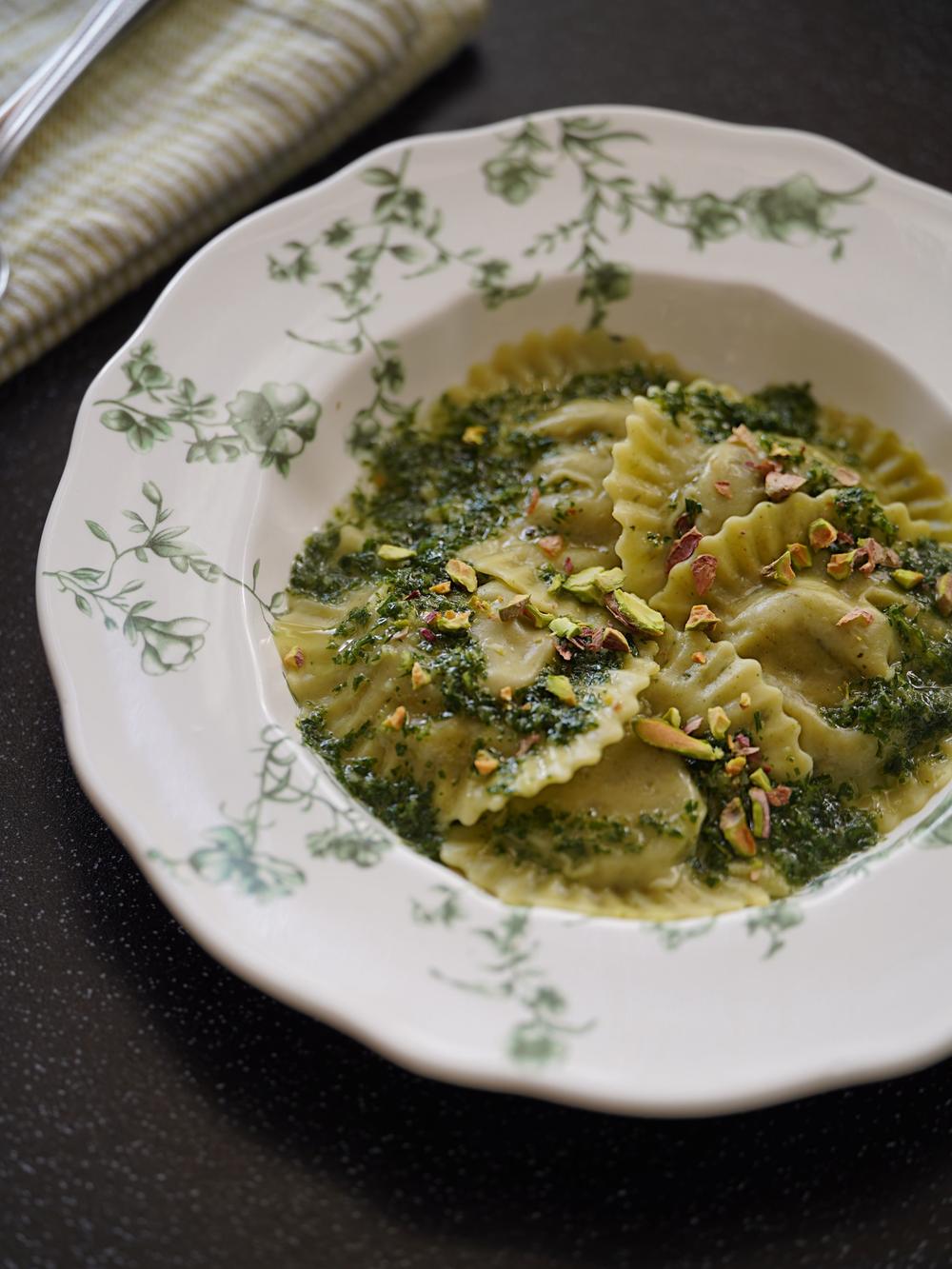 Raviolis verds amb salsa d'herbes i festucs